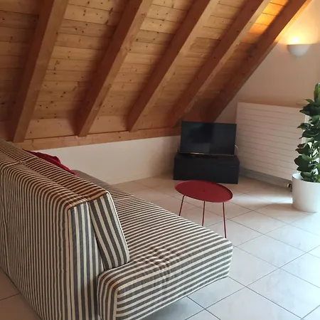 Apartmán Im Schlossgartenhaus Am Bodensee Mit Balkon Und Gartenterrasse In Kostnice