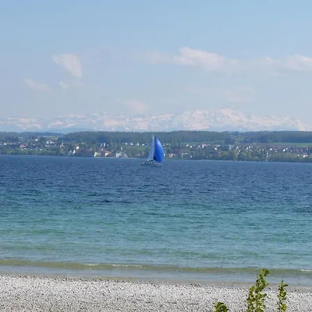 Im Schlossgartenhaus Am Bodensee Mit Balkon Und Gartenterrasse In Kostnice